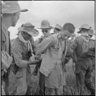 Arrestation dans une rizière d'un légionnaire européen rallié au Vietminh, par des éléments du 43e régiment d'infanterie coloniale au cours de l'opération Tourbillon 2 en plaine des Joncs.