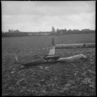 Dans un champ, plan moyen d'une hélice tordue d'un Heinkel He-111 abattu par l'armée française.