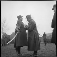 Le général de la Laurencie décore de l'ordre de grand officier de la Légion d'honneur le général d'armée Blanchard.