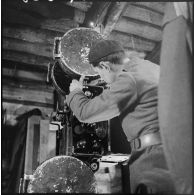 Un soldat du 6e Cuirassiers manipule le projecteur de cinéma.