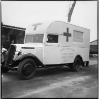 L'ambulance offerte par les mineurs belges de Borinage est photographiée en plan moyen.