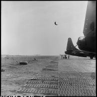Avions bombardiers Privateer de la flottille 28F alignés sur le terrain de la base aérienne de Cat Bi.
