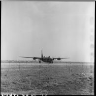 Avions bombardiers Privateer de la flottille 28F alignés sur le terrain de la base aérienne de Cat Bi.
