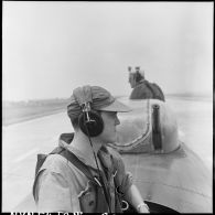 Les mitrailleurs d'un avion bombardier Privateer de la flottille 28 F au retour d'une mission sur le terrain d'aviation de Cat Bi.