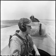 Les mitrailleurs d'un avion bombardier Privateer de la flottille 28 F au retour d'une mission sur le terrain d'aviation de Cat Bi.