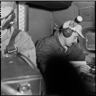 Personnel radio en activité à bord d'un avion bombardier Privateer de la flottille 28F .