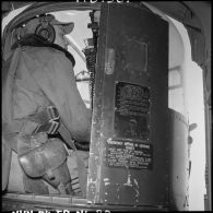 Mitrailleur installé dans la tourelle latérale d'un avion bombardier Privateer de la flottille 28F.