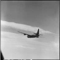 Avion bombardier Privateer de la flottille 28F en vol en haute région du Tonkin.