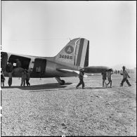 Déchargement de bombes d'un avion de transport Dakota sur le terrain d'aviation de Diên Biên Phu.