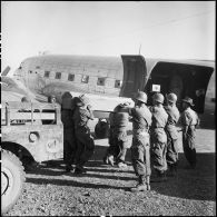 Embarquement avec les honneurs militaires d'un cercueil dans un avion de transport C-47Dakota sur le terrain d'aviation de Diên Biên Phu.