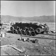 Montage de chars M 24 Chaffee arrivés en pièces détachées à Diên Biên Phu par la 2e compagnie de réparation d'engins blindés de la Légion étrangère (CREBLE).