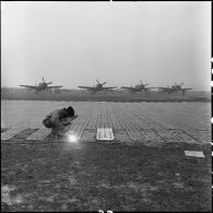 Pose de plaques en acier semi-perforé sur le terrain d'aviation du camp de Diên Biên Phu.