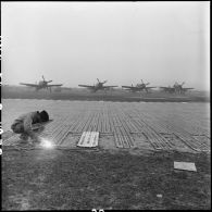 Pose de plaques en acier semi-perforé sur le terrain d'aviation du camp de Diên Biên Phu.