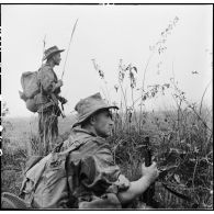 Des légionnaires du 1er bataillon étranger de parachutistes (BEP) observent le terrain lors d'une patrouille à l'ouest de Diên Biên Phu.
