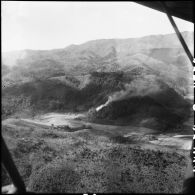 Reconnaissance aérienne dans les environs de Diên Biên Phu au cours d'une attaque de l'aviation française.
