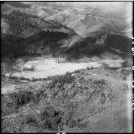 Reconnaissance aérienne dans les environs de Diên Biên Phu au cours d'une attaque de l'aviation française.