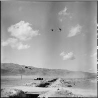 Avions de chasse survolant le camp de Diên Biên Phu.