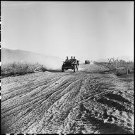 Convoi de véhicules circulant sur la piste du camp de Diên Biên Phu. En tête, une jeep conduite par le colonel de Castries, commandant le groupement opérationnel Nord-Ouest (GONO).