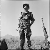 Un légionnaire du 1er bataillon étranger de parachutistes (BEP) au cours d'une patrouille à l'ouest de Diên Biên Phu.