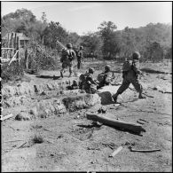 Eléments du 1er bataillon étranger de parachutsites (BEP) progressant au cours d'une patrouille à l'ouest de Diên Biên Phu.