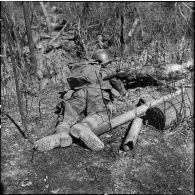 Elément du 1er bataillon étranger de parachutistes (BEP) couché à terre au cours d'une patrouille à l'ouest de Diên Biên Phu.