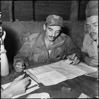 Briefing autour d'une carte d'état-major dans un poste de commandement du camp de Diên Biên Phu.