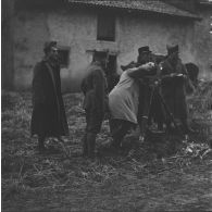 [Tournage d'une équipe du SCA (service cinématographique de l'armée) à Solgne (Moselle) à la caméra Debrie-Parvo, 21 octobre 1939.]