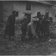 [Tournage d'une équipe du SCA (service cinématographique de l'armée) à Solgne (Moselle) à la caméra Debrie-Parvo, 21 octobre 1939.]