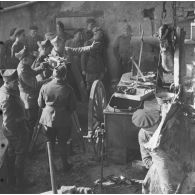[L'équipe du SCA (service cinématographique de l'armée), dirigée par le cinéaste Jean Renoir, lieutenant de réserve, s'installe pour tourner dans la cuisine du cantonnement du 80e RI (régiment d'infanterie) de la 42e DI (division d'infanterie) à Solgne (Moselle),  21 octobre 1939.]