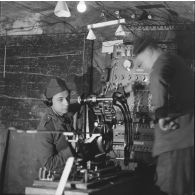 [SRS (section de repérage par le son) d'une unité d'artillerie à Raville (Moselle) dans le secteur de la 3e armée : l'oscillographe et le poste d'écoute, 18-22 octobre 1939.]