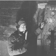 [SRS (section de repérage par le son) d'une unité d'artillerie à Raville (Moselle) dans le secteur de la 3e armée : l'oscillographe et le poste d'écoute, 18-22 octobre 1939.]