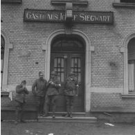 [Infirmiers ou brancardiers posant devant l'auberge Siegwart transformée en infirmerie à Lauterbach (Sarre). Septembre-octobre 1939.]
