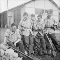[Photographie de groupe d'une équipe du SCA (service cinématographique de l'armée) confectionnant des sacs de sable, Moulins-lès-Metz (Moselle), Septembre 1939.]