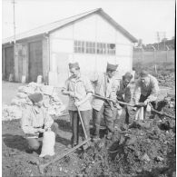 [Membres du SCA (service cinématographique de l'armée) disposant des sacs de sable, Moulins-lès-Metz (Moselle), Septembre 1939.]