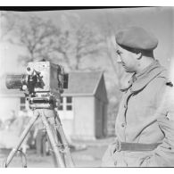 [Caméraman et caméra Debrie sur trépied. Moselle, 1939.]