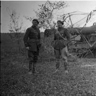 [Deux hommes posant devant un canon de 240 mm, s.d.]