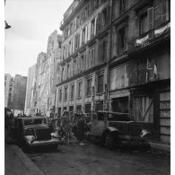 [Carcasses de véhicules rue d'Alger à Paris pendant la Libération, s.d.]
