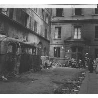 [Carcasses de véhicules rue du Mont Thabor à Paris pendant la Libération, s.d.]