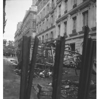 [Rue du quartier des Tuileries à Paris pendant la Libération, s.d.]