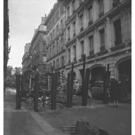 [Rue du quartier des Tuileries à Paris pendant la Libération, s.d.]