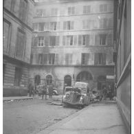 [Rue du Mont Thabor à Paris pendant la Libération, s.d.]