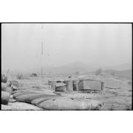 Le parc de bombes à napalm et bidons entassés sans protection sur le camp retranché de Diên Biên Phu.