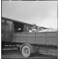 Des soldats de la 2e armée transbordent des colis d'un wagon de chemin de fer à la caisse d'un camion.