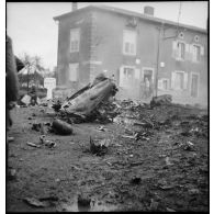 Divers plans d'une carcasse d'avion allemand qui s'est écrasé dans le village de Lubey.