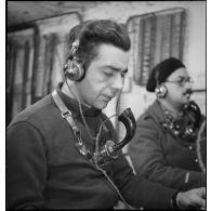 Portrait de groupe de deux standardistes au travail dans un central téléphonique de la 2e armée.