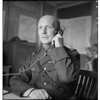 Portraits du général d'armée Huntziger, commandant la 2e armée, au téléphone dans son bureau.