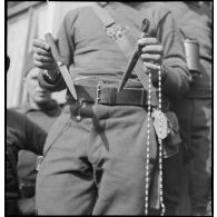 Un soldat du 151e RI présente une dague allemande.