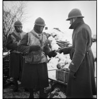 Dans une tranchée près de la frontière belge des soldats se préparent à partir en patrouille.