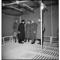 Photographie de groupe d'officiers de la 2e armée lors de l'inauguration du camion-douche.