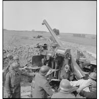 Des artilleurs servent une autocanon de 75 mm CA M1913/1934 mise en batterie dans le secteur de la 2e armée.